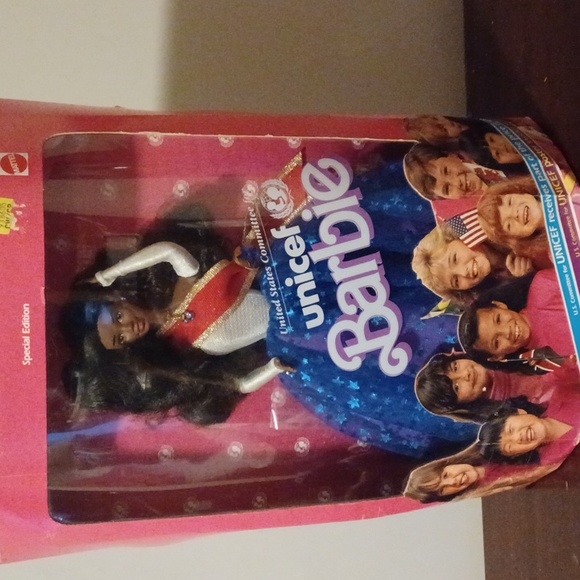 Vintage Unicef Barbie Set - Picture 6 of 16